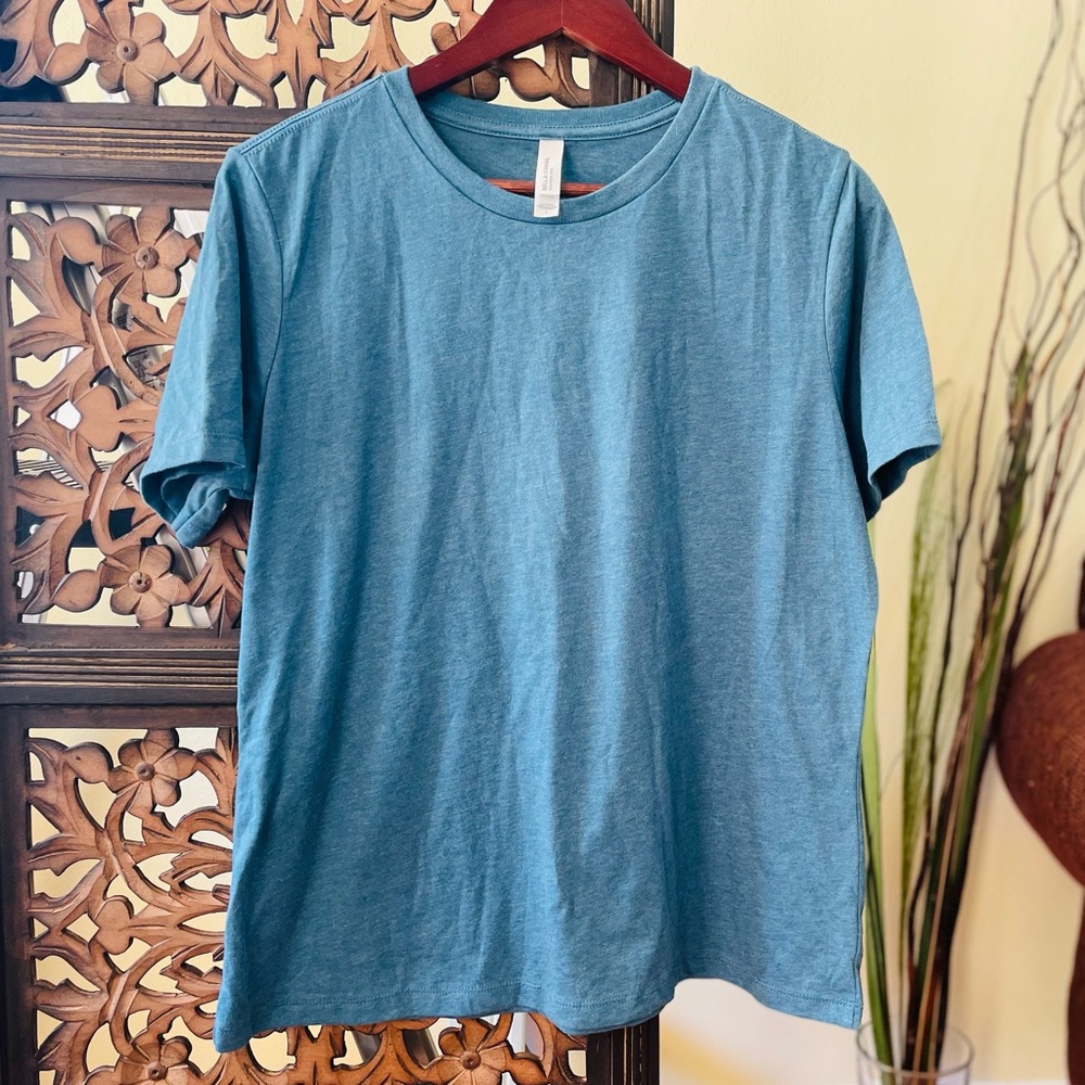 **$8 IN ANY BUNDLE** [NWOT] BELLA CANVAS Women’s Classic Tee Heather Blue Sz L.